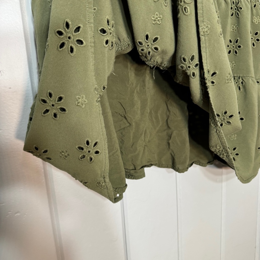 Torrid Babydoll Eyelet Tiered Top Green V-neck Short Sleeve‎ Feminine size 2 - Picture 7 of 14